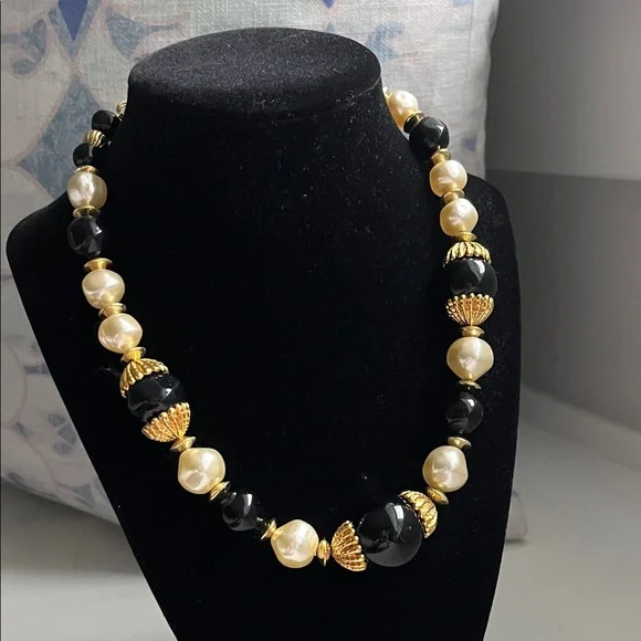 Elegant Black and Gold Beaded Necklace - Picture 1 of 8